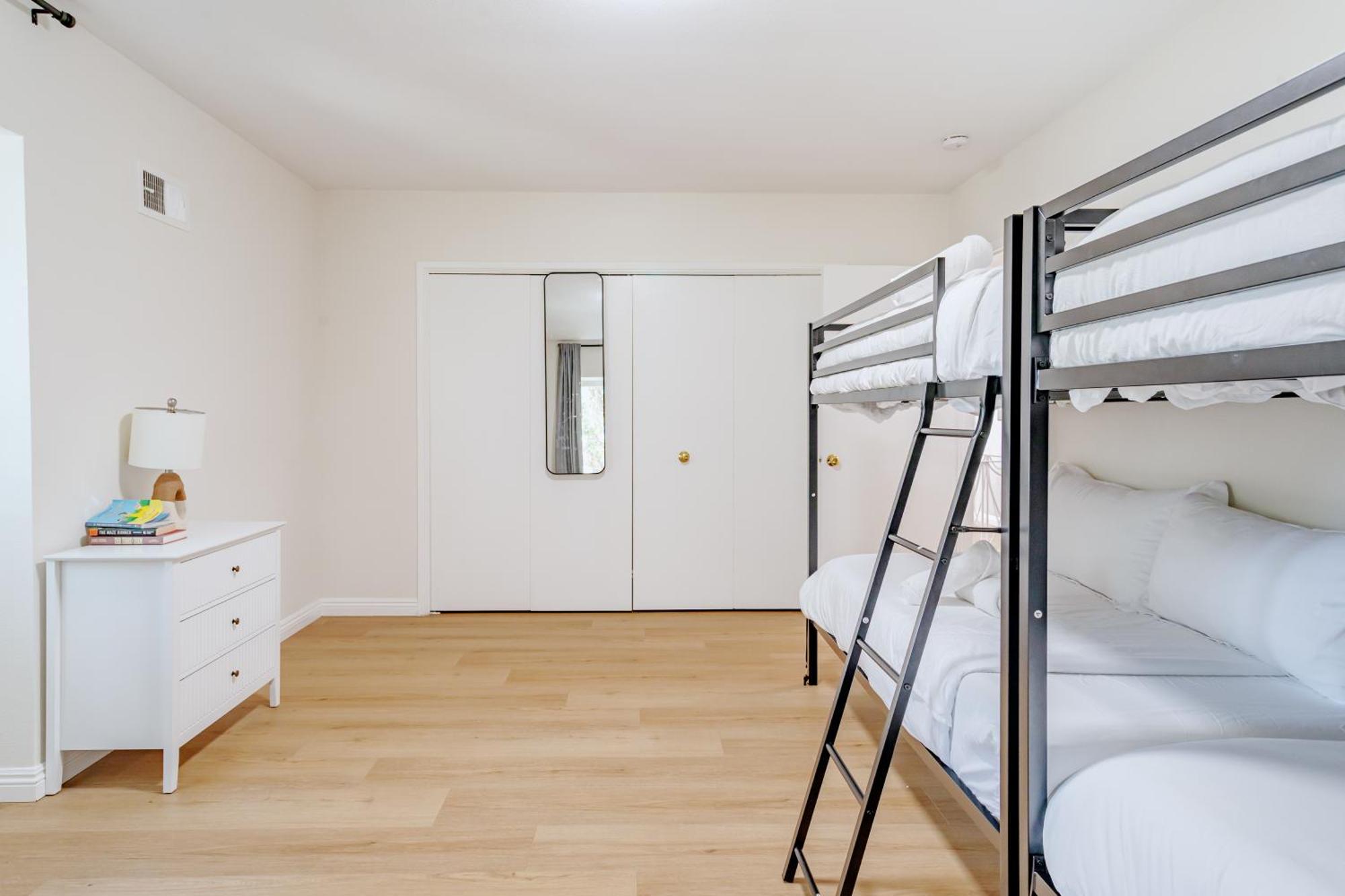 Beautiful 5 Bedroom Sleeps16 Pool Universal Hébergement de vacances